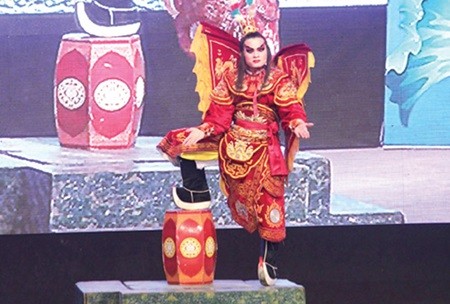 A big screen reflection forms the backdrop as a tuong actor with Dao Tan Theatre performs. — VNS Photo Ngan Anh A big screen reflection forms the backdrop as a tuong actor with Dao Tan Theatre performs. — VNS Photo Ngan Anh