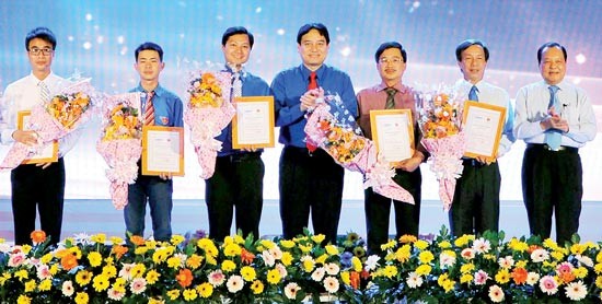 Le Thanh Hai, member of the Politburo, Secretary of the Party Committee of Ho Chi Minh City (R) and First Secretary of the Ho Chi Minh Communist Youth Union Central Doan Nguyen Duc Vinh (C) awarded prizes to winners. (Photo: Sggp) Le Thanh Hai, member of the Politburo, Secretary of the Party Committee of Ho Chi Minh City (R) and First Secretary of the Ho Chi Minh Communist Youth Union Central Doan Nguyen Duc Vinh (C) awarded prizes to winners. (Photo: Sggp)
