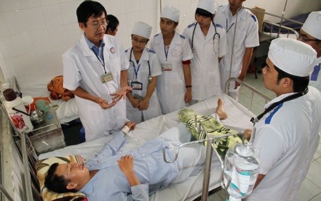 By the end of 2014, the country had 7.8 doctors and 1.9 university pharmacists per 10,000 residents. Doctors worked at 78 per cent of the country's communal health stations while 95 per cent of communes and hamlets had medical staff. — Photo thuvienphapluat By the end of 2014, the country had 7.8 doctors and 1.9 university pharmacists per 10,000 residents. Doctors worked at 78 per cent of the country's communal health stations while 95 per cent of communes and hamlets had medical staff. — Photo thuvienphapluat
