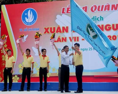 Head of the HCMC Party Committee's Public Relations Department Nguyen Van Ranh hands over the flag to kick off the campaign. (Photo: SGGP) Head of the HCMC Party Committee's Public Relations Department Nguyen Van Ranh hands over the flag to kick off the campaign. (Photo: SGGP)