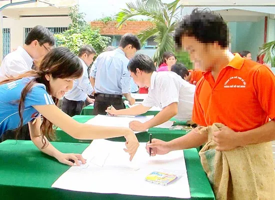 Giải quyết tình trạng người lang thang xin ăn: Tránh “bắt cóc bỏ dĩa”