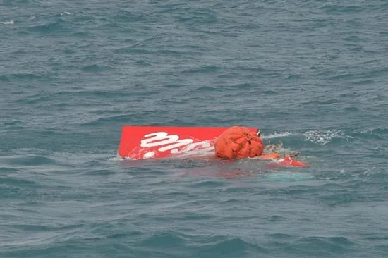 Đưa một phần đuôi máy bay AirAsia lên khỏi mặt nước