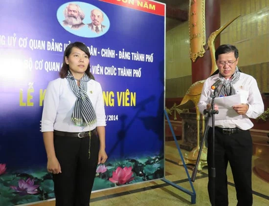 Thiêng liêng ngày vào Đảng