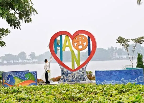 Hoàn thành công trình điêu khắc gốm bên hồ Trúc Bạch