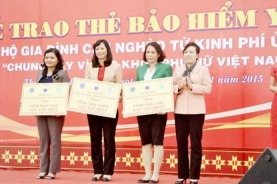 Hàng ngàn hộ cận nghèo Tây Nguyên được tặng thẻ BHYT