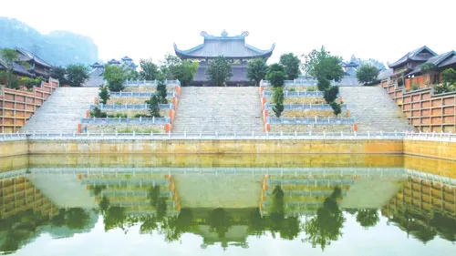 Hành hương phát lộc đầu Xuân