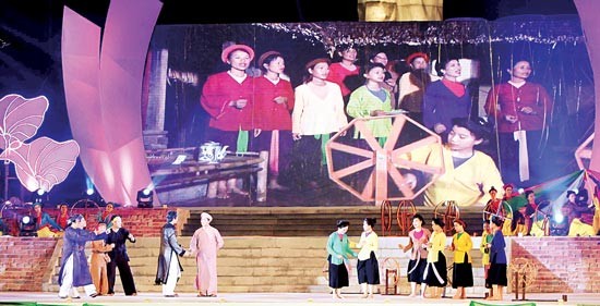 Art performances relating to Vi- Giam folk singing are displayed at the ceremony. (Photo:SGGP) Art performances relating to Vi- Giam folk singing are displayed at the ceremony. (Photo:SGGP)