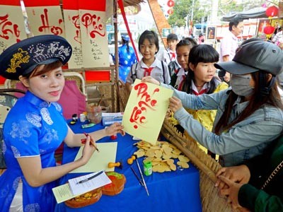 Hong Dao artisan performs calligraphy Hong Dao artisan performs calligraphy