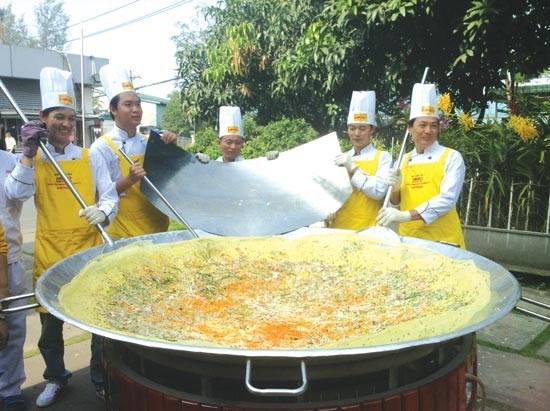 Cooks practice making a giant banh xeo in Ho Chi Minh City (Photo: Sggp) Cooks practice making a giant banh xeo in Ho Chi Minh City (Photo: Sggp)