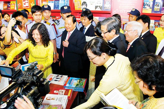 HCMC leaders visit the Book Street (Photo: SGGP) HCMC leaders visit the Book Street (Photo: SGGP)