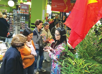 French consumers learn about Vietnamese fruits (Photo: SGGP) French consumers learn about Vietnamese fruits (Photo: SGGP)