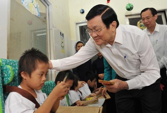 State President Truong Tan Sang visits Thien Phuoc Center for Disabled Children. State President Truong Tan Sang visits Thien Phuoc Center for Disabled Children.