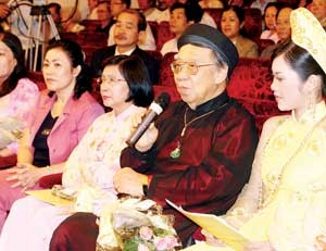 Professor Tran Van Khe talks to young people about don ca tai tu Nam bo (Southern amateur music) Professor Tran Van Khe talks to young people about don ca tai tu Nam bo (Southern amateur music)