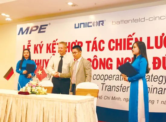 Lễ ký kết hợp tác chiến lược giữa Công ty Điện mpe và battenfeld-cincicnnati & unicor