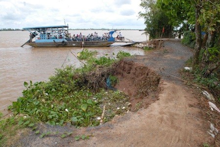 Landslides pose a threat to people in the Mekong Delta's Soc Trang Province. Local residents hope for a long-term solution to the problem. — VNA/VNS Photo Manh Linh Landslides pose a threat to people in the Mekong Delta's Soc Trang Province. Local residents hope for a long-term solution to the problem. — VNA/VNS Photo Manh Linh