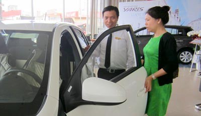 Customers choose cars at a shop in Ho Chi Minh City (Photo: SGGP) Customers choose cars at a shop in Ho Chi Minh City (Photo: SGGP)