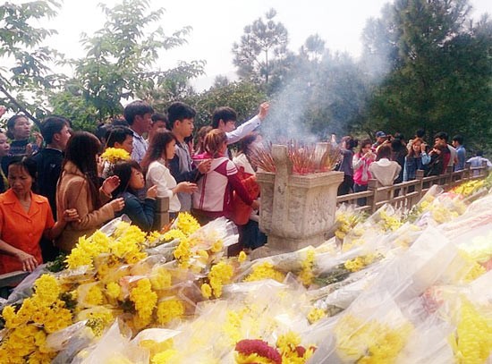 Crowded people offered incenses to Truong Son Martyrs' Cemetery. (Photo:SGGP) Crowded people offered incenses to Truong Son Martyrs' Cemetery. (Photo:SGGP)