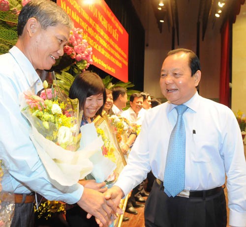 Secretary Le Thanh Hai congratulates communes on winning new rural titles in 2014 (Photo: SGGP) Secretary Le Thanh Hai congratulates communes on winning new rural titles in 2014 (Photo: SGGP)