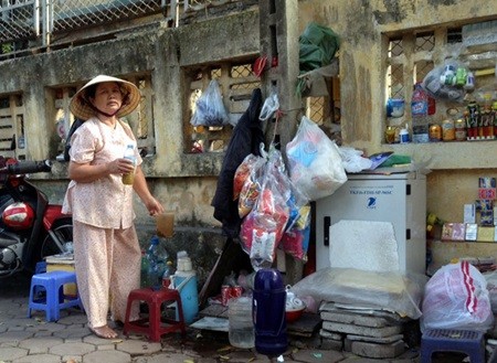 Nguyen Thi Tim, 72, feeds wild sparrows and owns a very tiny tea stall. — VNA/VNS Photos Hung Voby Quang Vinh Nguyen Thi Tim, 72, feeds wild sparrows and owns a very tiny tea stall. — VNA/VNS Photos Hung Voby Quang Vinh