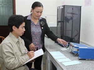 Assoc.Prof and Dr Nguyen Thi Bich Thuy (R), who received the Kovalevskaya award, checks paint samples at her laboratory (Photo: VNA) Assoc.Prof and Dr Nguyen Thi Bich Thuy (R), who received the Kovalevskaya award, checks paint samples at her laboratory (Photo: VNA)