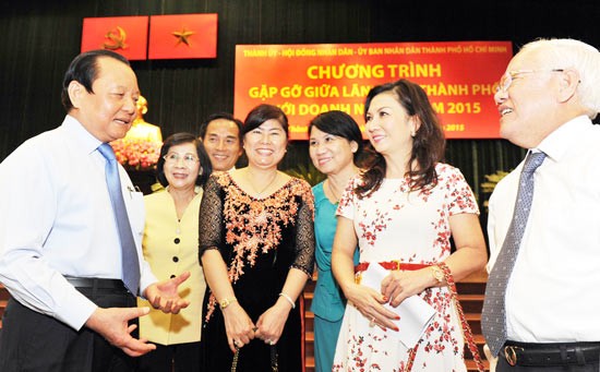Mr. Hai and Chairman of HCMC People’s Committee Le Hoang Quan talk with businesses (Photo: SGGP) Mr. Hai and Chairman of HCMC People’s Committee Le Hoang Quan talk with businesses (Photo: SGGP)