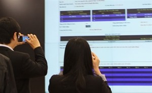 Investors capture auction results on their cell phones at the Ha Noi Stock Exchange. (Photo: VNS) Investors capture auction results on their cell phones at the Ha Noi Stock Exchange. (Photo: VNS)