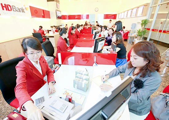 Customers deposit their money at HDBank (Photo: SGGP) Customers deposit their money at HDBank (Photo: SGGP)