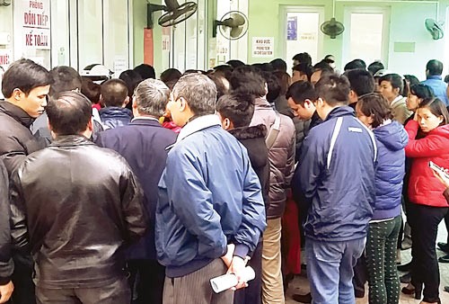 Many parents are queuing to buy vaccine for their children (Photo: SGGP) Many parents are queuing to buy vaccine for their children (Photo: SGGP)