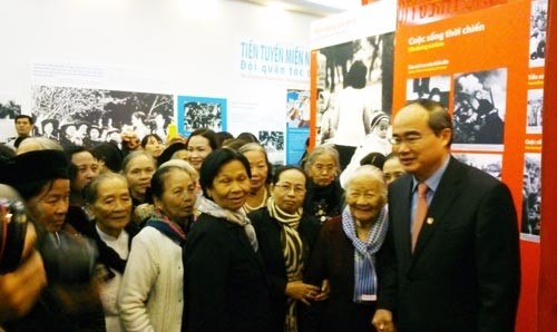 Mr. Nguyen Thien Nhan, Member of Politburo - Chairman of Vietnam Fatherland Front Committee attends the exhibition.
