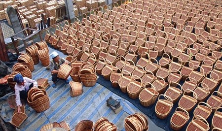 Workers make rattan products in Ha Noi's Phu Xuyen District for export to European Union market. Viet Nam and the EU will continue negotiations for the EU-Viet Nam Free Trade Agreement on March 24 in Ha Noi (Photo: VNA/VNS) Workers make rattan products in Ha Noi's Phu Xuyen District for export to European Union market. Viet Nam and the EU will continue negotiations for the EU-Viet Nam Free Trade Agreement on March 24 in Ha Noi (Photo: VNA/VNS)