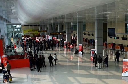 The T1 Terminal at Noi Bai International Airport in Ha Noi. Viet Nam plans to sell the operational rights to domestic airports, including this terminal, to raise funds for modernising other airports and building new ones (Photo: VNA/VNS) The T1 Terminal at Noi Bai International Airport in Ha Noi. Viet Nam plans to sell the operational rights to domestic airports, including this terminal, to raise funds for modernising other airports and building new ones (Photo: VNA/VNS)