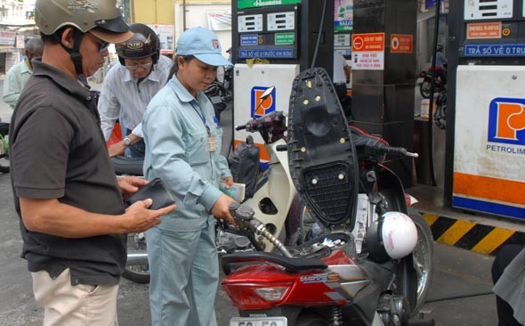 Environmental protection fee on petrol will triple to reach VND3,000 from May (Photo: SGGP) Environmental protection fee on petrol will triple to reach VND3,000 from May (Photo: SGGP)