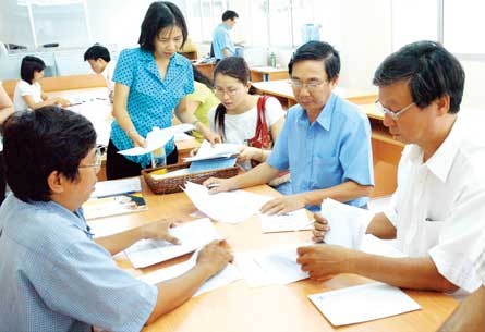 Tax payers at HCMC Taxation Department (Illustrative photo: SGGP) Tax payers at HCMC Taxation Department (Illustrative photo: SGGP)
