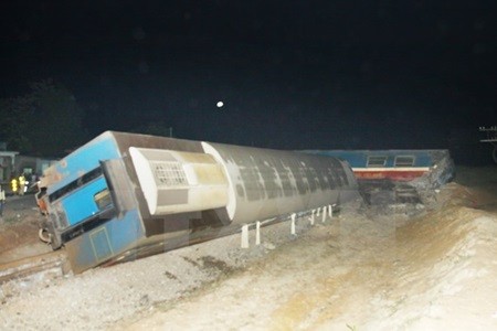 The crash wrecks the truck and derails three coaches of the SE5 train that is travelling from Ha Noi to HCM City. — VNA/VNS Photos Ho Cau The crash wrecks the truck and derails three coaches of the SE5 train that is travelling from Ha Noi to HCM City. — VNA/VNS Photos Ho Cau