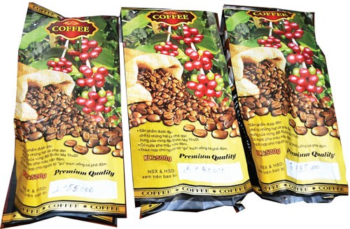 These coffee products are sold for only VND35,000, VND43,000 and VND55,000 a kilogram respectively (Photo: SGGP) These coffee products are sold for only VND35,000, VND43,000 and VND55,000 a kilogram respectively (Photo: SGGP)
