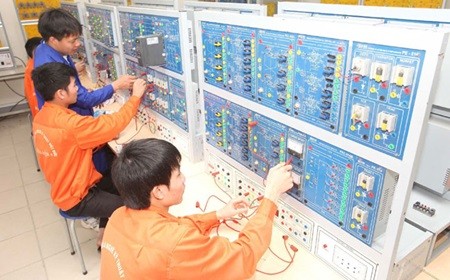 Workers take a vocational course on electricity for labour export at Viet Nam-Germany Vocational College in central Nghe An Province. Workers will be sent to Thailand when an agreement on guest labour takes effect in June. — VNA/VNS Photo Anh Tuan Workers take a vocational course on electricity for labour export at Viet Nam-Germany Vocational College in central Nghe An Province. Workers will be sent to Thailand when an agreement on guest labour takes effect in June. — VNA/VNS Photo Anh Tuan