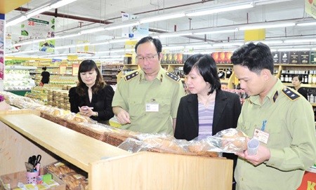 Ha Noi Market Watch inspects bread sold at Fivimart supermarket in Hai Ba Trung District. Most consumers are ignorant about the organisations that protect their rights, a survey revealed (Photo: VNA/VNS) Ha Noi Market Watch inspects bread sold at Fivimart supermarket in Hai Ba Trung District. Most consumers are ignorant about the organisations that protect their rights, a survey revealed (Photo: VNA/VNS)