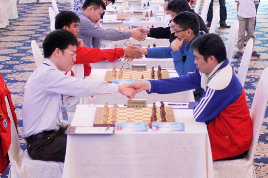 Chess master Le Quang Liem(White T- shirt) (Photo: SGGP) Chess master Le Quang Liem(White T- shirt) (Photo: SGGP)