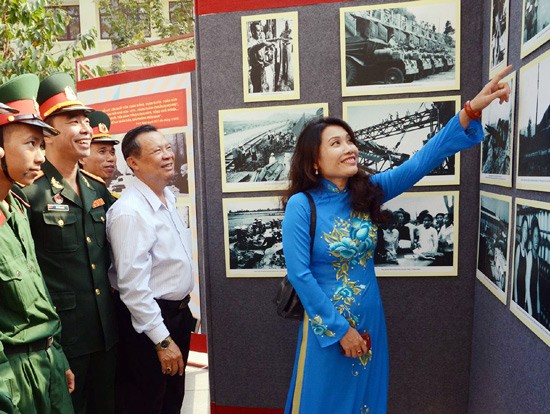 Visitors listen to the introduction of the exhibition titled “Great Spring Victory 1975-the power of Vietnam” opened at Vietnam Military History Museum in Binh Duong Province (Photo: Sggp) Visitors listen to the introduction of the exhibition titled “Great Spring Victory 1975-the power of Vietnam” opened at Vietnam Military History Museum in Binh Duong Province (Photo: Sggp)