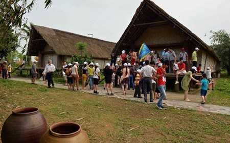 Tourists visit the traditional longhouses of the E De ethnic minority group at the Vietnamese Ethnic Groups Culture and Tourism Village in Ha Noi's Son Tay Town. Ha Noi is advised to issue preferential policies and conduct administrative reforms to become a tourist destinaton, an expert said.— VNA/VNS Photo Thanh Ha Tourists visit the traditional longhouses of the E De ethnic minority group at the Vietnamese Ethnic Groups Culture and Tourism Village in Ha Noi's Son Tay Town. Ha Noi is advised to issue preferential policies and conduct administrative reforms to become a tourist destinaton, an expert said.— VNA/VNS Photo Thanh Ha