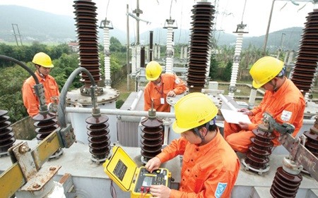 Electrical engineers check the 110Kv Ha Trung Substation's operations in the central province of Thanh Hoa (Photo: VNA/VNS) Electrical engineers check the 110Kv Ha Trung Substation's operations in the central province of Thanh Hoa (Photo: VNA/VNS)
