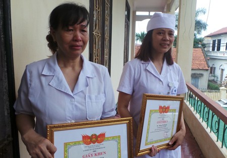 Hoang Thi Nguyet (right) received a merit certificate and VND320,000 ($15) for exposing violations at the Hoai Duc Hospital in Ha Noi. — Photo dantri.com.vn Hoang Thi Nguyet (right) received a merit certificate and VND320,000 ($15) for exposing violations at the Hoai Duc Hospital in Ha Noi. — Photo dantri.com.vn