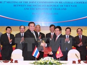 Deputy Prime Minister and Foreign Minister Pham Binh Minh and his Thai counterpart Thanasak Patimapragorn sign the meeting's minute (Source: VNA) Deputy Prime Minister and Foreign Minister Pham Binh Minh and his Thai counterpart Thanasak Patimapragorn sign the meeting's minute (Source: VNA)