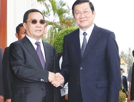 President Truong Tan Sang (right) meets with Lao Prime Minister Thongsing Thammavong yesterday (Photo: VNA/VNS) President Truong Tan Sang (right) meets with Lao Prime Minister Thongsing Thammavong yesterday (Photo: VNA/VNS)