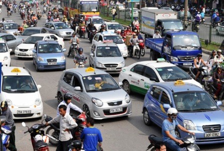 Ha Noi police and transport departments have been asked to make a comprehensive inspection of taxi firm operations in the city. — Photo duongbo Ha Noi police and transport departments have been asked to make a comprehensive inspection of taxi firm operations in the city. — Photo duongbo