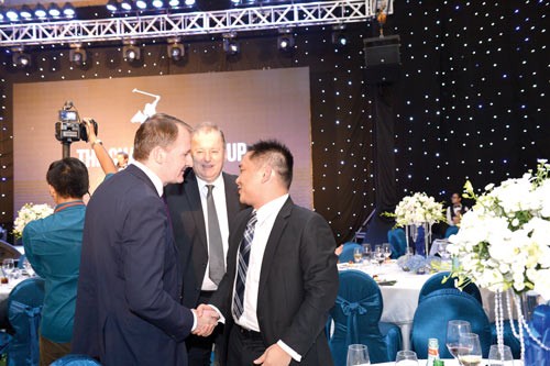 Mercedes - Benz Vietnam General Director Michael Behrens (L) congratulates a representative of Times Square Vietnam after Times Square Vietnam won the five-day tour to Formula 1 race in Singapore at the price of US$ 40,000. Mercedes - Benz Vietnam General Director Michael Behrens (L) congratulates a representative of Times Square Vietnam after Times Square Vietnam won the five-day tour to Formula 1 race in Singapore at the price of US$ 40,000.