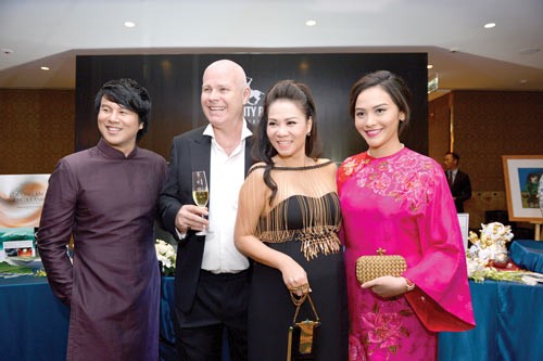 Singer Thu Minh (2nd R) and her husband (2nd L) pose a photo with singer Thanh Bui and his wife. Singer Thu Minh (2nd R) and her husband (2nd L) pose a photo with singer Thanh Bui and his wife.