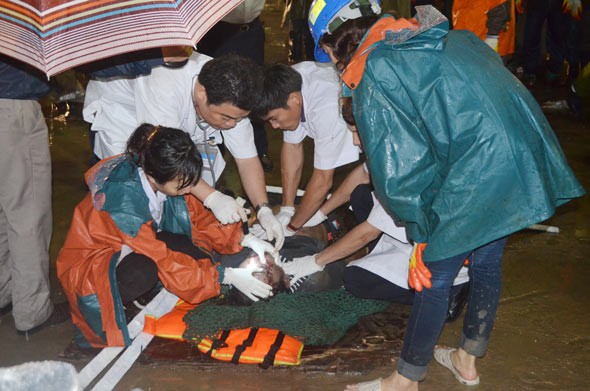 Medical workers give first aid to a injured man (Photo: SGGP) Rescuers remove steel from the scene to save the victims (Photo: SGGP) Injured workers are rushed to Ha Tinh General Hospital (Photo: SGGP) Deputy Chairman of Ha Tinh province People’s Committee Dang Quoc Khanh (c) instructs rescue operations (Photo: SGGP) Rescue forces at the scaffold collapse site (Photo: SGGP) Medical workers give first aid to a injured man (Photo: SGGP) Rescuers remove steel from the scene to save the victims (Photo: SGGP) Injured workers are rushed to Ha Tinh General Hospital (Photo: SGGP) Deputy Chairman of Ha Tinh province People’s Committee Dang Quoc Khanh (c) instructs rescue operations (Photo: SGGP) Rescue forces at the scaffold collapse site (Photo: SGGP)