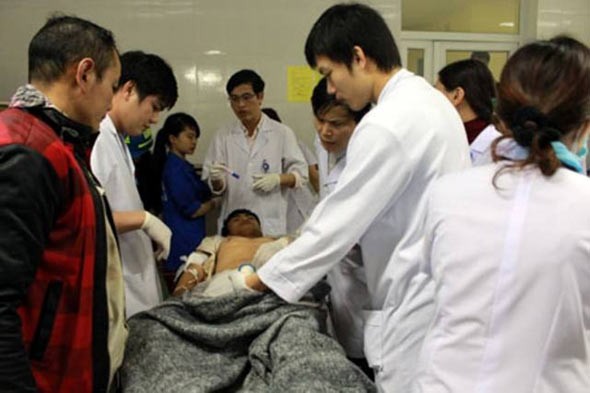 Injured workers are rushed to Ha Tinh General Hospital (Photo: SGGP) Deputy Chairman of Ha Tinh province People’s Committee Dang Quoc Khanh (c) instructs rescue operations (Photo: SGGP) Rescue forces at the scaffold collapse site (Photo: SGGP) Injured workers are rushed to Ha Tinh General Hospital (Photo: SGGP) Deputy Chairman of Ha Tinh province People’s Committee Dang Quoc Khanh (c) instructs rescue operations (Photo: SGGP) Rescue forces at the scaffold collapse site (Photo: SGGP)