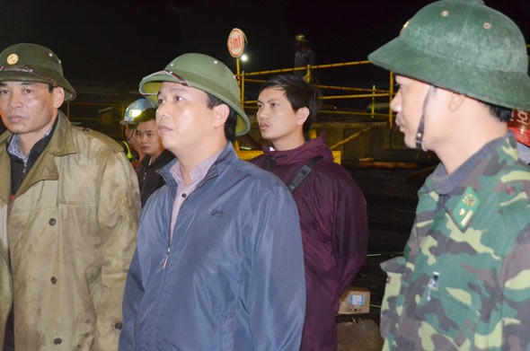 Deputy Chairman of Ha Tinh province People’s Committee Dang Quoc Khanh (c) instructs rescue operations (Photo: SGGP) Deputy Chairman of Ha Tinh province People’s Committee Dang Quoc Khanh (c) instructs rescue operations (Photo: SGGP)